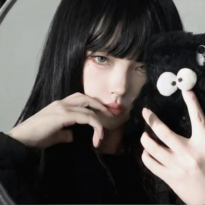 他把手探进我的衣服下摆2