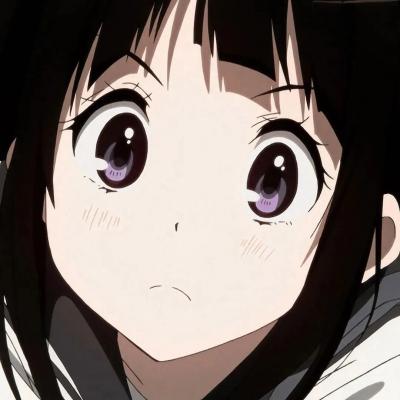 他把手探进我的衣服下摆