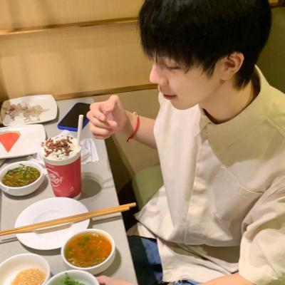 他叫我自己玩给他看